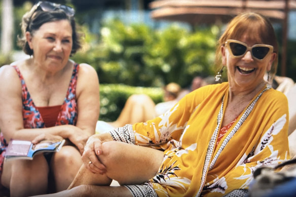 Les Australiens Liddy Clark (avant) et Wendy Strehlow dans la saison trois, épisode quatre de The White Lotus.