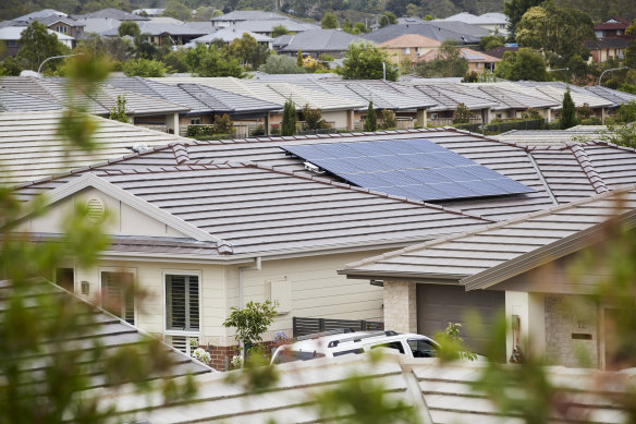 Les experts disent que les Australiens devraient envisager d'installer des panneaux solaires.