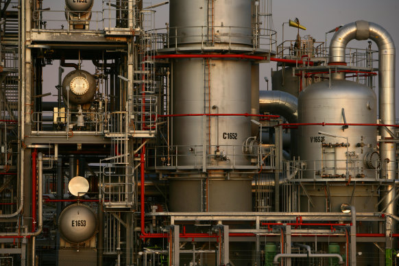 Collectivement, l'industrie du pétrole et du gaz prend entre 3 billions de dollars et 4 billions de dollars par an de revenus.