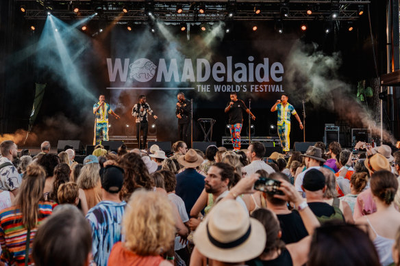 Les fans traversent des températures élevées pour profiter de Womadadelaide cette année.