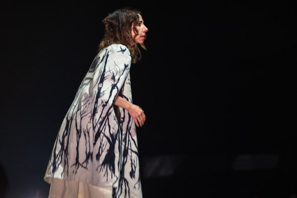La première moitié de la performance de PJ Harvey était de matériau folklorique plus récent mais en seconde période, elle a secoué.  