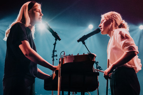 Le duo des musiciens estonienne Ruut a joué une ZOAX estonienne jouée de manière très non traditionnelle à Womadelaide 2025.  