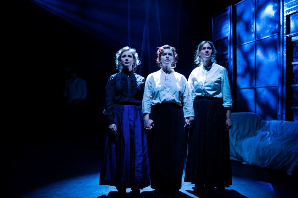 (De gauche à droite) Joanna Halliday en tant que Masha, Stella Carroll en tant qu'Irina et Mia Landgren comme Olga en trois sœurs.
