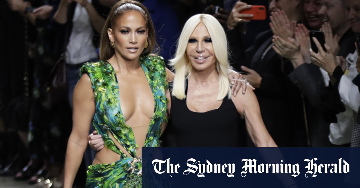 Après trois décennies à la barre, Donatella Versace descend
