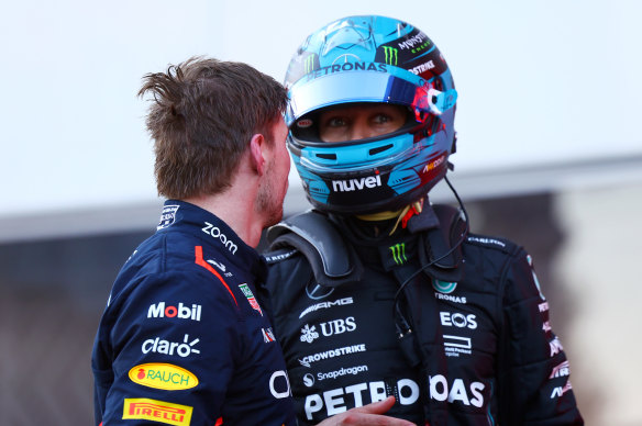 Max Verstappen et George Russell échangent des mots au Parc Ferme en 2023.