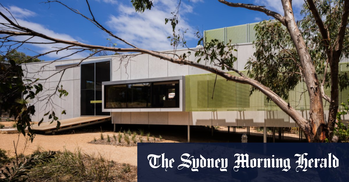 Aireys Inlet Beach House utilise efficacement les panneaux d'art de coquille et de ciment.