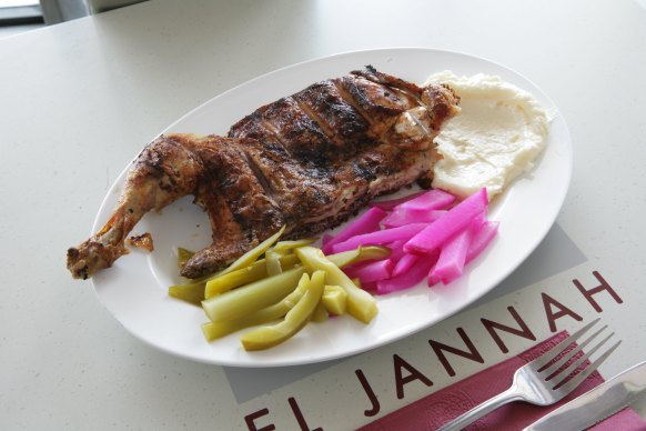 Poulet, cornichons et toum (trempette à l'ail) dans le magasin d'origine de Granville, mai 2020.