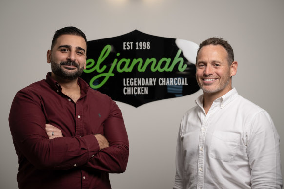 L'essentiel: Repas de poulet au charbon de bois avec cornichons libanais, pain, tabouli, trempette à l'ail et frites.