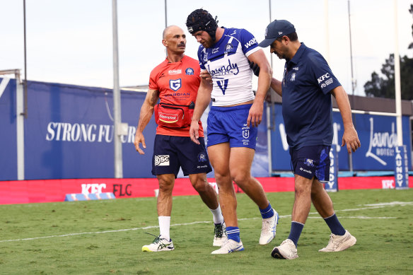 Matt Burton est aidé hors du terrain à Belmore Oval.