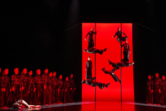 L'ensemble Circa fonctionne avec une compétence et une force étonnantes.