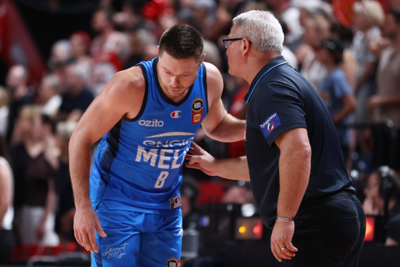 Dellavedova prend des instructions de l'entraîneur de Melbourne United Dean Vickerman.
