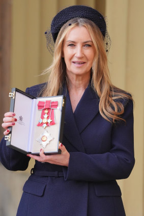 Dame Anya Hindmarch après avoir été nommé commandant de l'Empire britannique lors d'une cérémonie d'investiture au palais de Buckingham le 18 février 2025.
