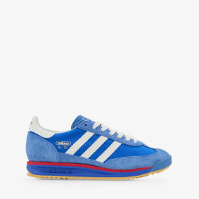 Tim Ross porte des baskets Adidas «SL 72» pour se sentir un peu glamour en voyage.