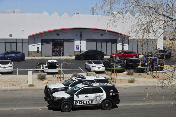 À Las Vegas, plusieurs véhicules Tesla ont été incendiés à l'extérieur d'un centre de service Tesla où le mot «résistance» a également été peint en rouge à travers les portes d'entrée du bâtiment.