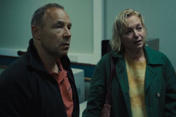 Stephen Graham en tant qu'Eddie Miller et Christine Tremarco comme Manda Miller à l'adolescence.