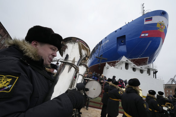 Le navire de Yakoutia à propulsion nucléaire, conçu pour sculpter un chemin sûr à travers les eaux recouvertes de glace, est le quatrième d'une nouvelle classe en cours de construction au chantier naval Baltic à Saint-Pétersbourg.