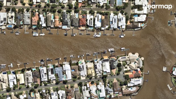 Plans aériens de l'impact du cyclone tropical Alfred sur la Sunshine Coast.