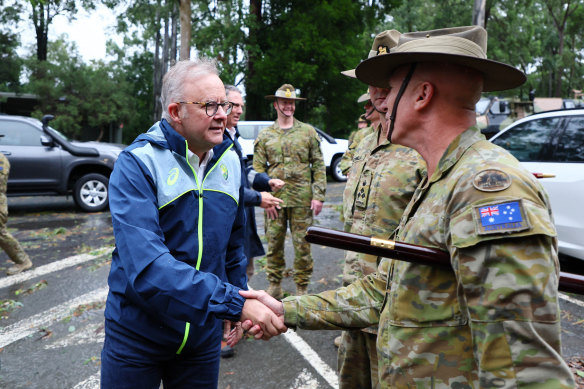 Le Premier ministre Anthony Albanese a visité la caserne de Gallipoli à Brisbane pendant l'ancien cyclone tropical Alfred.
