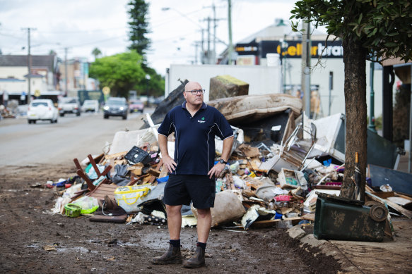 Steve Krieg dans les rues de Lismore dans les jours qui ont suivi l'inondation de 2022.