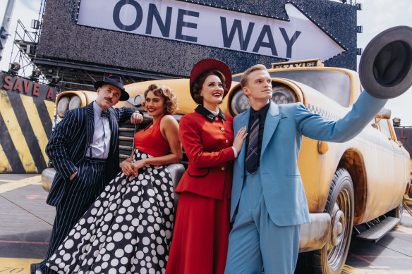 Bobby Fox, Angelina Thomson, Annie Aitken et Cody Simpson… et ce taxi.