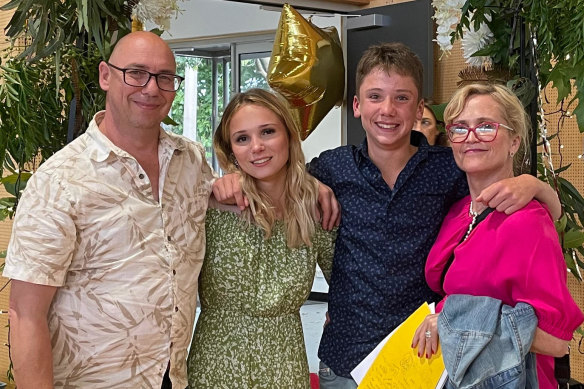 La famille dans des moments plus heureux.