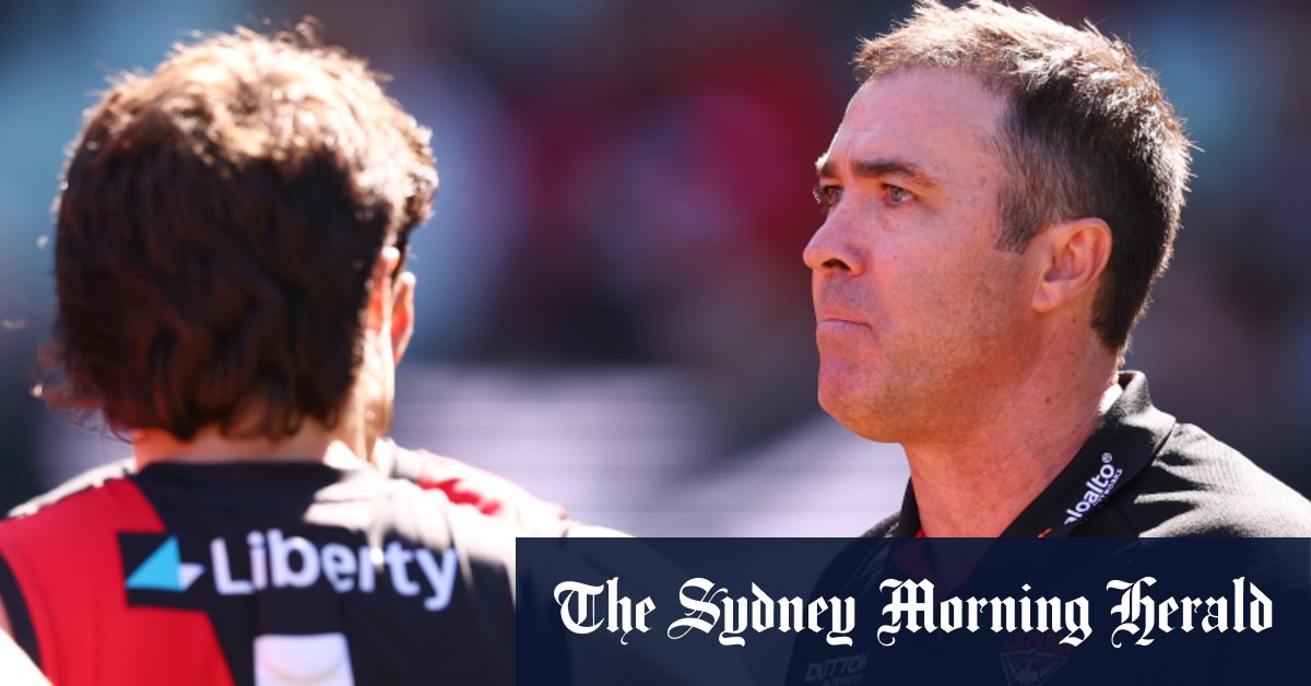 Brad Scott répond aux questions après la défaite lourde des bombardiers Essendon