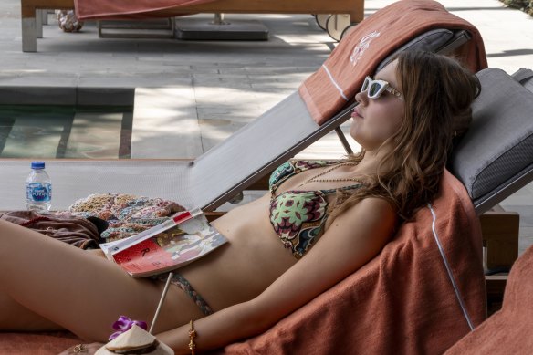 Chelsea (Aimee Lou Wood) est totalement détendu, même avec Rick à Bangkok.