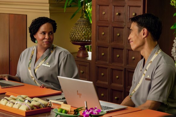 Belinda (Natasha Rothwell) et Pornchai (Dom Hetrakul) sont un peu détendus après leur soirée pyjama. 