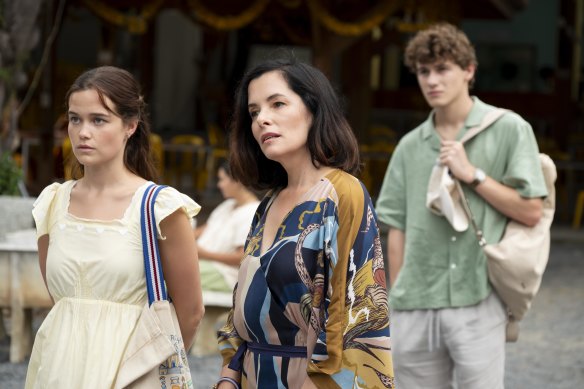 Sarah Catherine Hook, Parker Posey et Sam Nivola comme Piper, Victoria et Lochlan Ratliff.