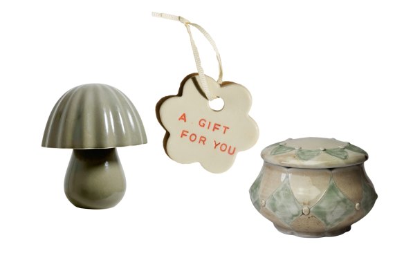 Lampe «Periwinkle»; Tag «Un cadeau pour vous»; Boîte à bijoux.  