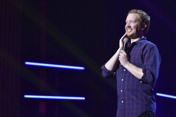 Luke McGregor sur scène lors du gala du Melbourne International Comedy Festival 2017.