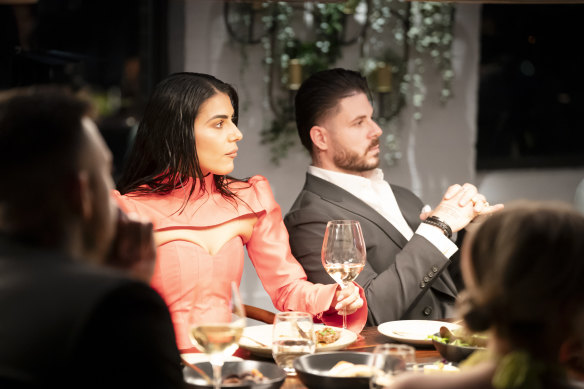 Carina et Paul lors d'un dîner de tenue à première vue.