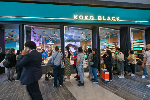 Des foules ont commencé à faire la queue dans le nouveau magasin Koko Black dans le pavillon de marché de Chadstone à 6h du matin jeudi.