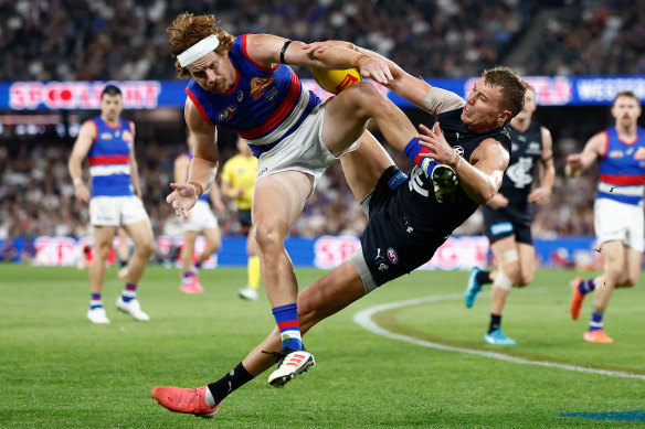 Patrick Cripps du Blues et Oskar Baker des Bulldogs en action.