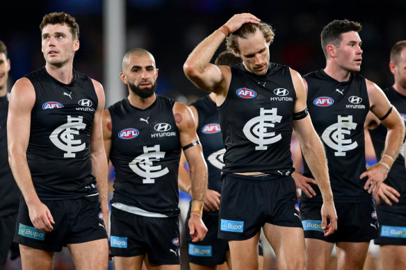 Vendredi, les Blues Carlton Blues ont l'air découragés après avoir perdu contre les Bulldogs occidentaux.
