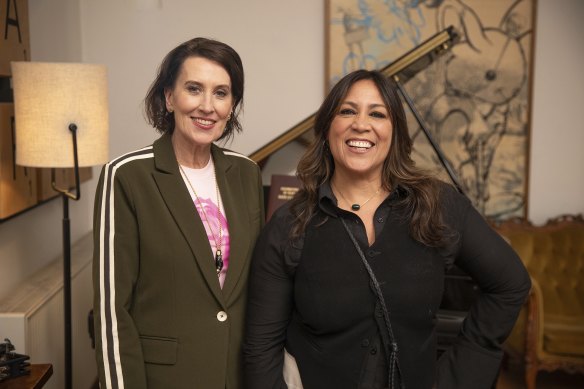 Vriginia trioli avec le musicien Kate Ceberano, qu'elle interviewe au Stage Palais Theatre de St Kilda.