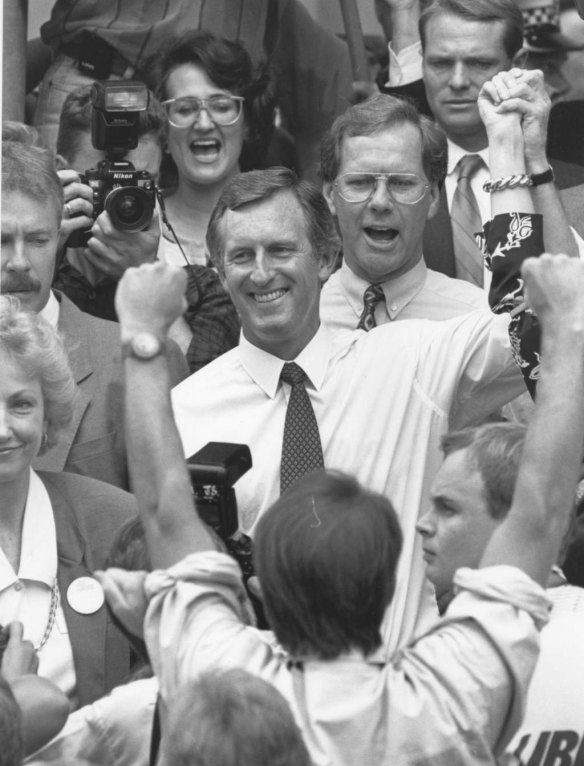 Le Dr John Hewson, qui a l'air confiant, s'adresse à un rassemblement public à Adélaïde lors de la campagne électorale de 1993.