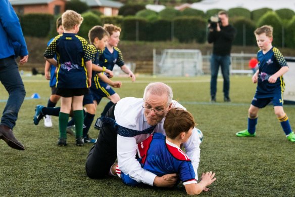 Scott Morrison Bulldoz un enfant en Tasmanie lors de la campagne électorale en 2022.