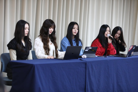 De gauche à droite: Haerin, Danielle, Minji, Hanni et Hyein de Girl Group Newjeans tiennent une conférence de presse en novembre après avoir annoncé la fin de leur contrat avec leur ador.