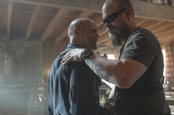 Jason Statham (à gauche) et David Harbor chez un travailleur.