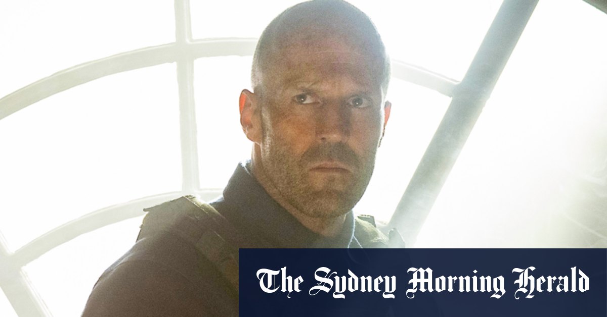 Revue d'un homme qui travaille avec Jason Statham et David Harbor: