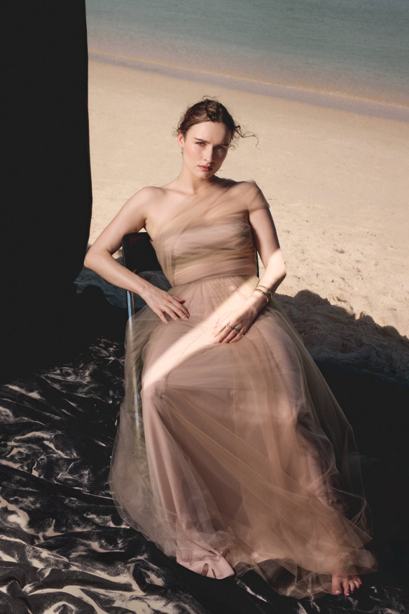 Habillement de Christian Dior, anneaux de Bulgari.