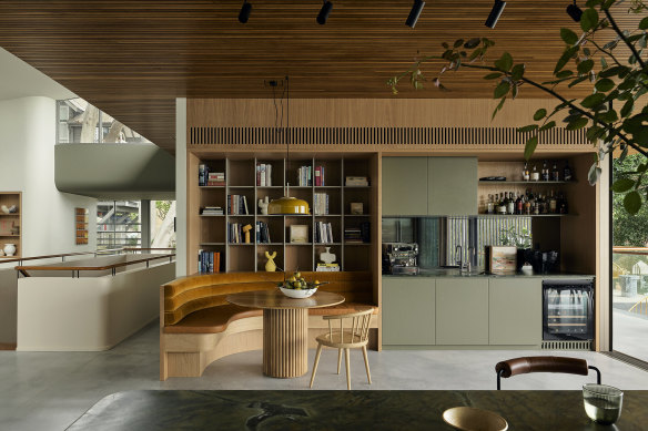 Le projet East Balmain de Johnston Studio montre la polyvalence de l'olive vert, l'associant au bois et au velours de couleur moutarde.