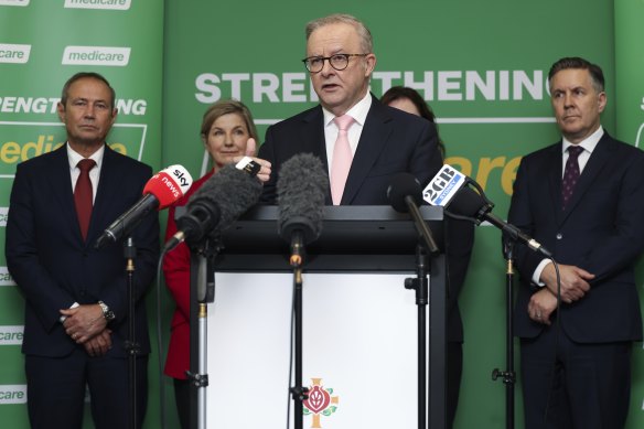 Le premier ministre de l'Australie-Occidentale Roger Cook, le candidat du travail Trish Cook, le Premier ministre Anthony Albanese et le ministre de la Santé Mark Butler lors d'une visite à l'hôpital public de St John of God Midland à WA lundi.