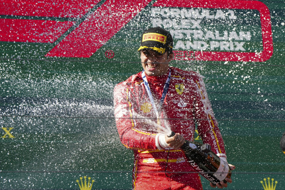 Carlos Sainz de Ferrari célèbre la victoire du Grand Prix australien 2024.