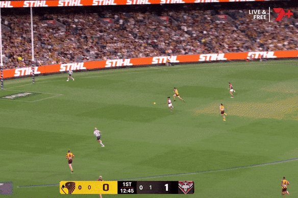 Isaac Kako a rejoint le premier coup de pied, First Goal Club lors de ses débuts pour les Bombers.