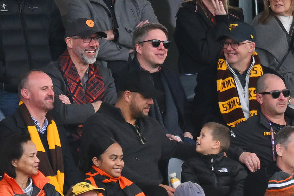 Le Premier ministre Anthony Albanese porte une écharpe aubépine lors d'un match des Hawks - GWS à Canberra l'année dernière. AFL Great Lance Franklin (au centre) a également regardé le match.