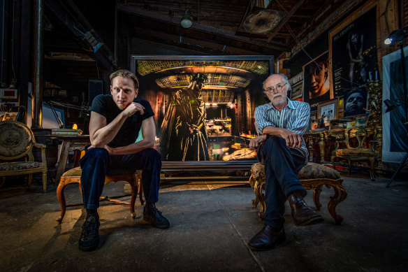 Directeur artistique du Ballet australien David Hallberg (à gauche) avec le photographe Bill Henson avec l'œuvre que Henson a été commandée pour produire Hallberg par le centre des arts Melbourne qui accrochera dans le hall de théâtre de l'État lors de sa réouverture.