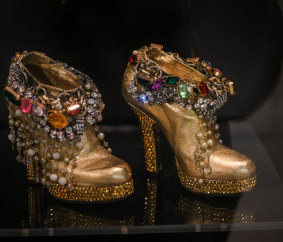 Les chaussures de Kylie Minogue sont l'un des plus de 850 000 articles qui composent la collection Arts Arts du Arts Center.