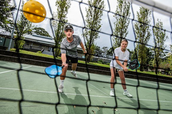 Pickleball est en plein essor en Australie et peut être joué en simple ou en double.